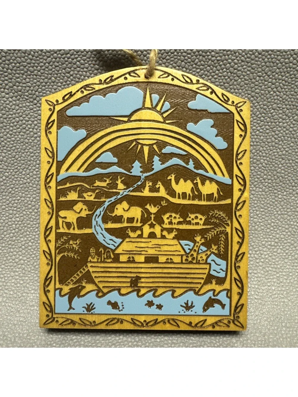 Hallmark 2015 Noah’s Ark Keepsake Christmas Bible Ornament Wood In Box 4.5x3.75”